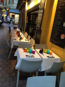 Restaurant mit bunt gedeckten Tischen in Nizza