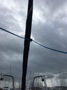 Der neue UV-Schutzstreifen geht in den grauen Sturmhimmel über La Grande Motte über