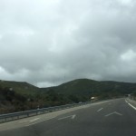 grauverhangen ist der Himmel in den Bergen über Vigo