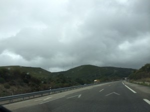 grauverhangen ist der Himmel in den Bergen über Vigo