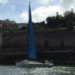 Ein Segler fährt den Douro aufwärts