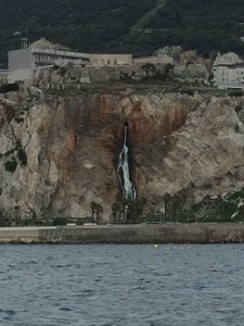 Ein Wasserfall direkt unterhalb vom "Rock"