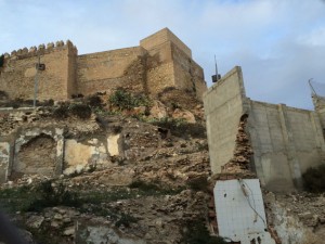Die Alcazaba und im Vordergrund eine der zahlreichen Bausünden