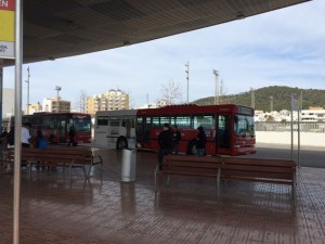 Der Bus Nr. 3 wartet auf die Fahrgäste