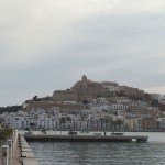 Die Altstadt von Ibiza ist von der Marina aus gut zu sehen