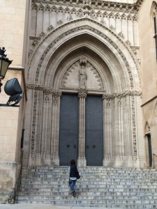 Der Eingang der Kirche St. Eulalia