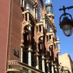 Ein Gaudí-Bau in einer kleinen Seitenstraße