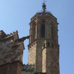 Ein Turm hnter der Kathedrale von Barcelona