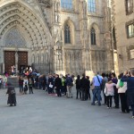Der Eingang zur Kathedrale am Ostersamstag, mit Menschenschlange