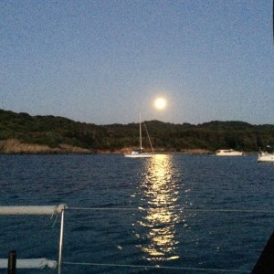 Der Mond geht über der Bucht auf