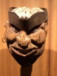Aus einer Kokosnuss geschnitzte Maske