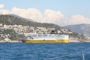Die Korsikafähre versperrt die Hafeneinfahrt