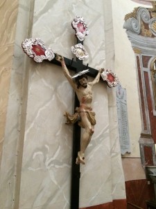 Reich verziertes Kreuz in der wunderschönen Kirsche auf der Bastion von Calvi