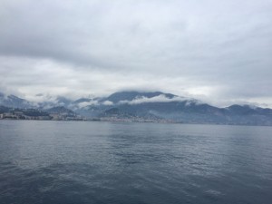 Tief hängen die Wolken über den letzten Zipfeln der französischen Riviera