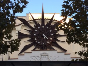 Eine ausgefallene Uhr schmückt den Bahnhof von Antibes
