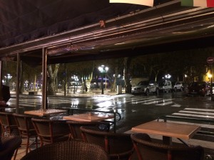 So sieht der schöne Platz von St. Tropez im Abendregen aus