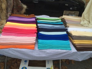 Bunte Schals werden auf dem Samstagsmarkt verkauft
