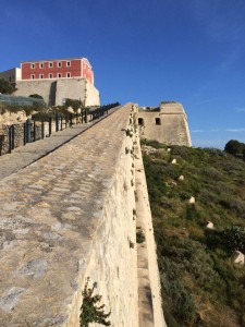 Die Festung liegt hoch über Ibiza-Stadt