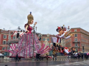Karnevalsfiguren bei Regen