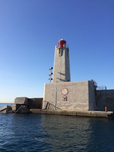 Der Leuchtturm von Nizza begrüßt und verabschiedet die Boote