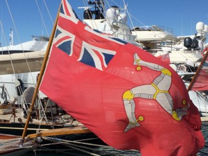 Die Shamrock segelt unter der Flagge der Isle of Man