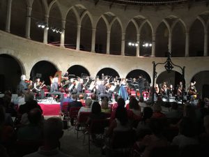 Orchester mit Sängerin in historischer Kulisse