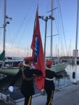 Die Fahne wird aufs Boot gebracht