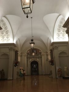 Der wundervoll restaurierte Eingangsbereich des Museums